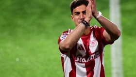 PG模拟器官方网站-英超球员骨折仍踢完全场的职业精神赞誉